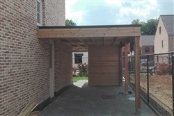 Carport met plat dak tegen gevel van huis