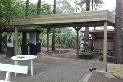 Vrijstaande carport met plat dak in tuin