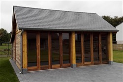 Eiken tuinhuis met schuiframen