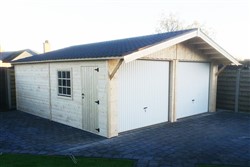 Houten garage met zadeldak