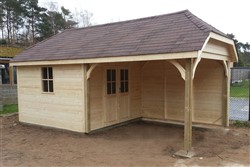 Tuinhuis in hoevestijl met wolfsdak in opbouw