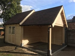 Houten tuinhuis met wolfsdak