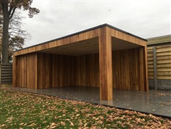 Houten opbergplaats met plat dak en zithoek