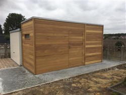 Houten tuinhuis met plat dak