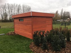 Stijlvol tuinhuis met plat dak