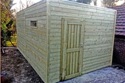 Tuinhuis met plat dak en houten deur