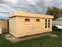 Tuinhuis met plat dak in licht hout