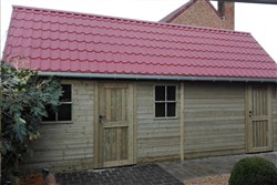 Rood tuinhuis met zadeldak