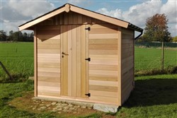 Klein houten tuinhuis met zadeldak