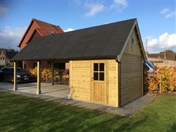Tuinhuis met zadeldak en houten zithoek