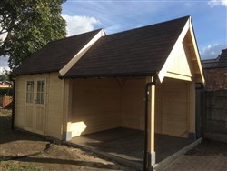 Tuinhuisje met zadeldak en gezellige zithoek