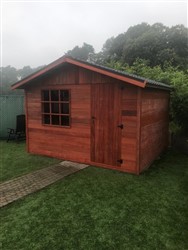 Rood houten tuinhuis met zadeldak